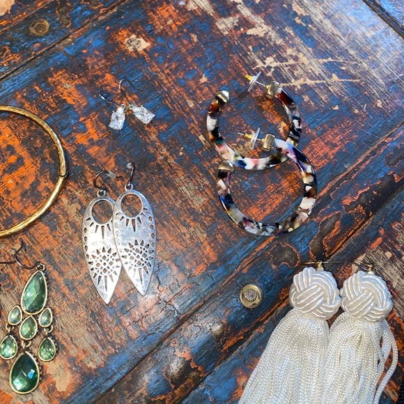 20 Pairs of Earrings, 2 Rings, 1 Bracelet, & 1 Velvet Choker Necklace. - Picture 4 of 13